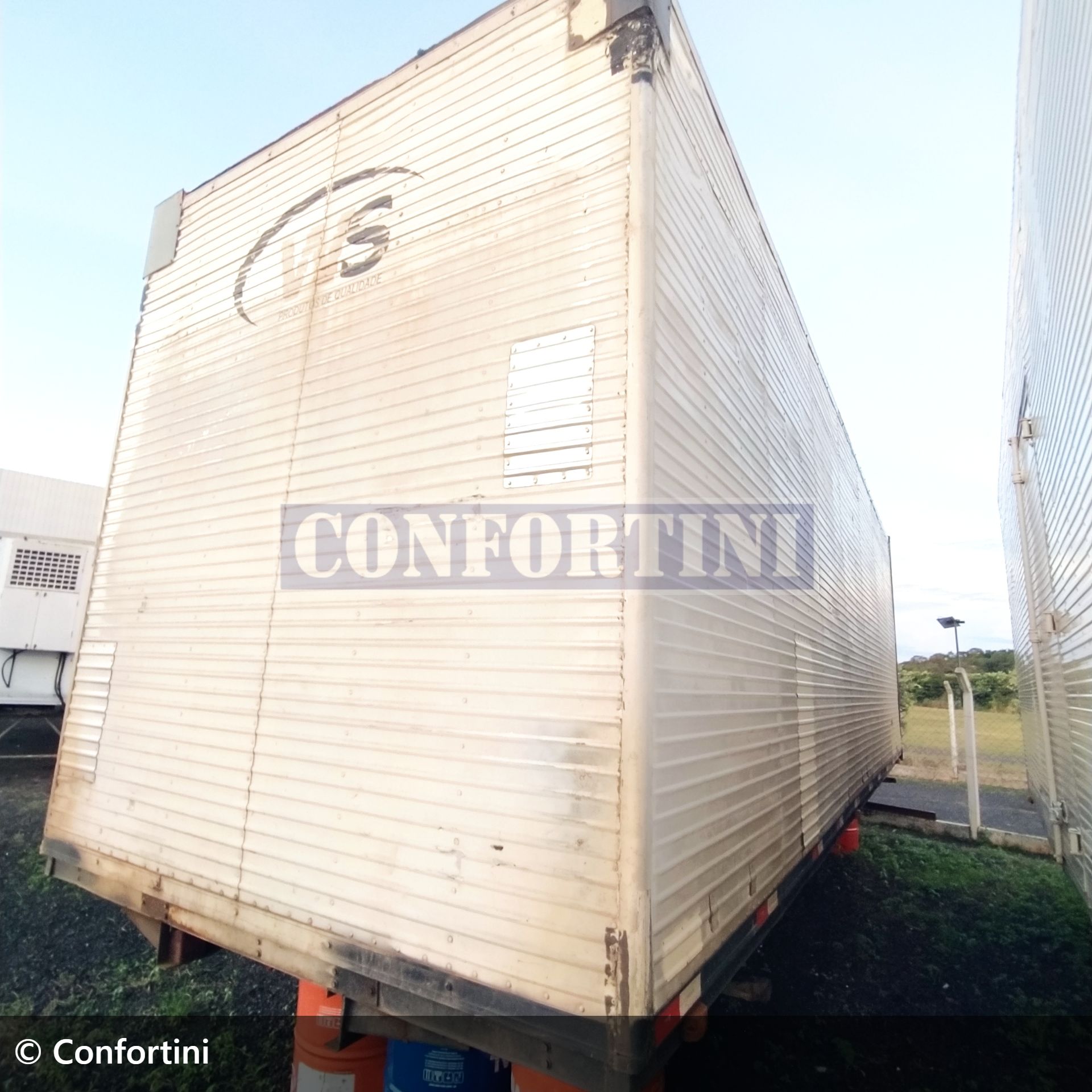 implemento facchini Baú / Furgão Carga Seca 2000 em Bady Bassitt/São Paulo - Imagem 2 de 6