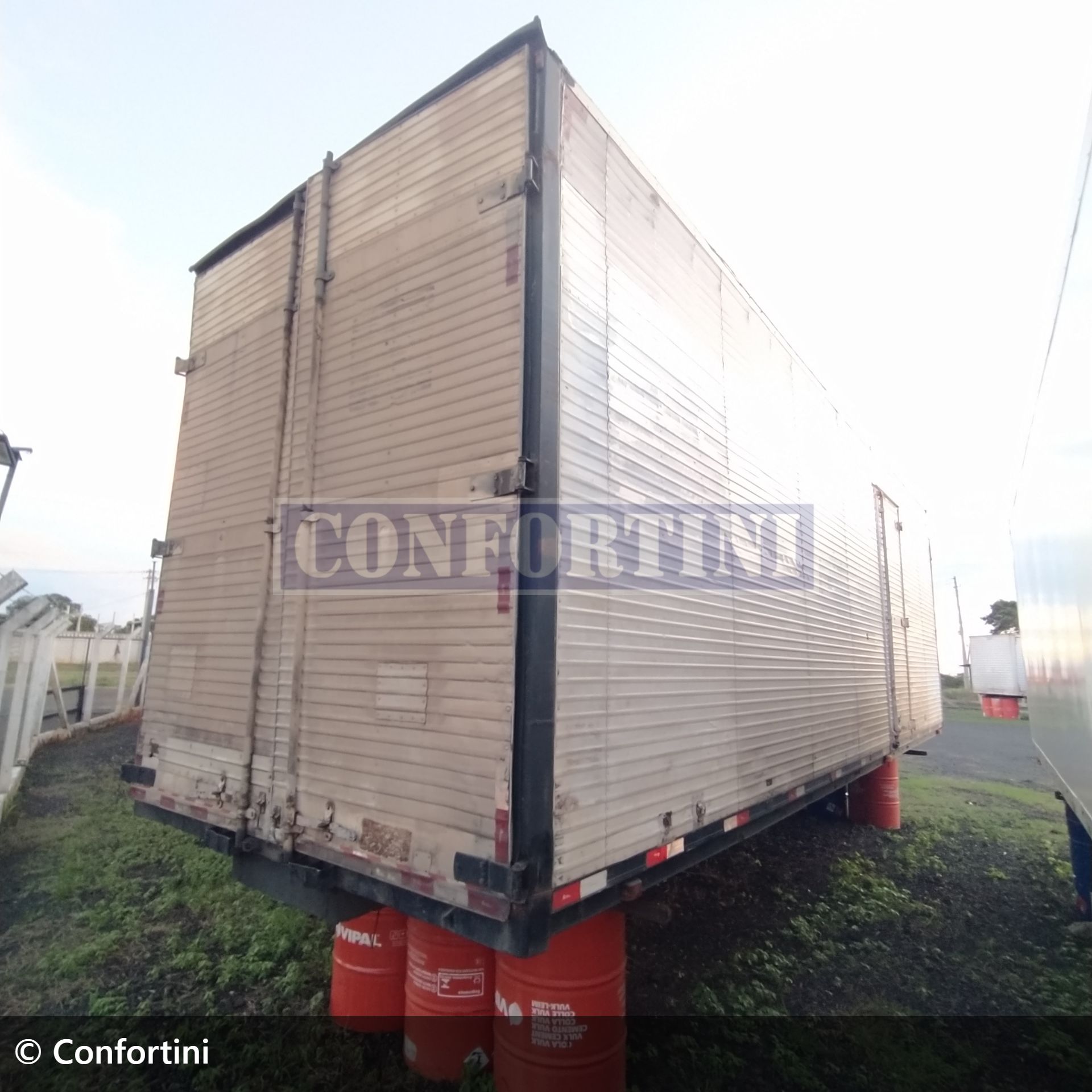 implemento facchini Baú / Furgão Carga Seca 2000 em Bady Bassitt/São Paulo - Imagem 4 de 6