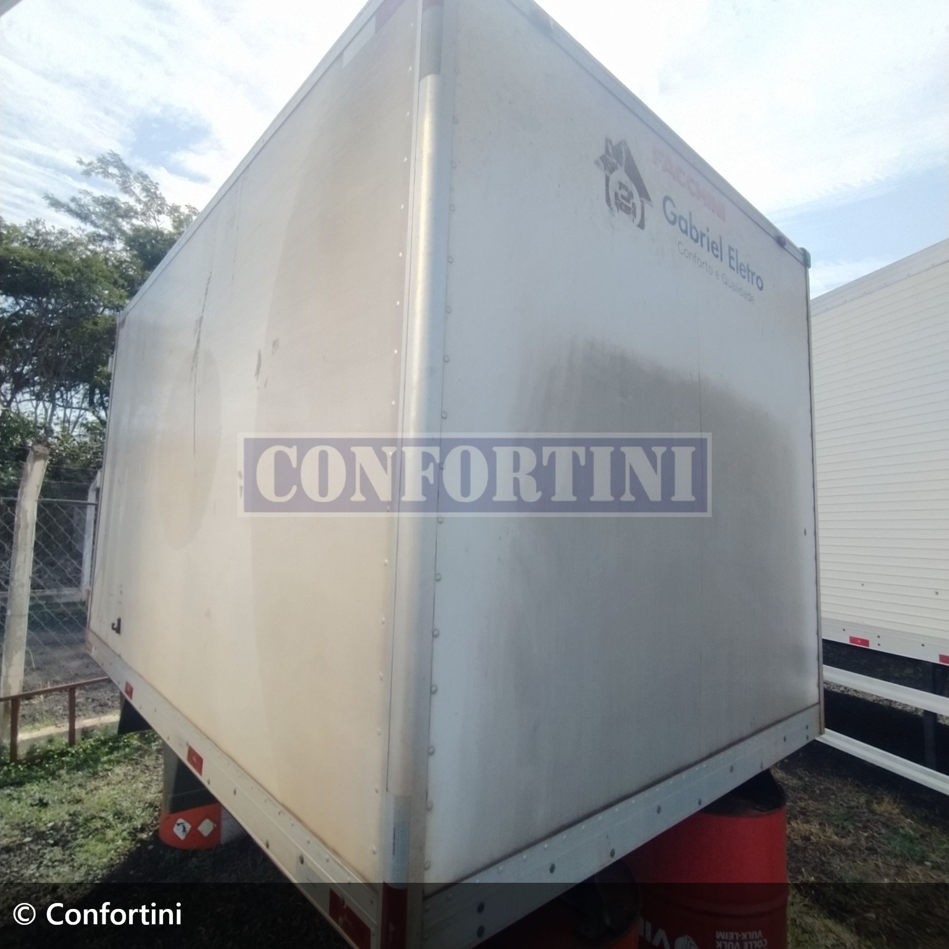 implemento facchini Baú / Furgão Carga Seca 2016 em Bady Bassitt/São Paulo - Imagem 2 de 9